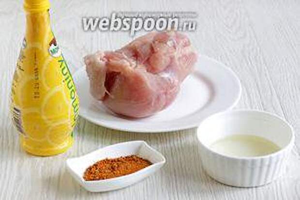 Для приготовления куриных отбивных в лимонном соке возьмём крупную куриную грудку, лимонный сок, растительное масло, соль, специи для такос, в их состав уже входит чеснок.