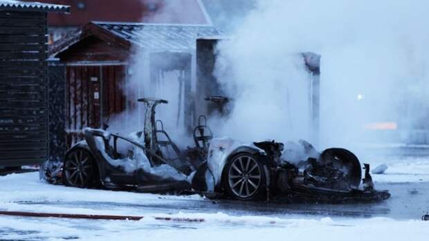 В Норвегии Tesla Model S сгорела на станции быстрой зарядки В Норвегии Tesla Model S сгорела на станции быстрой зарядки