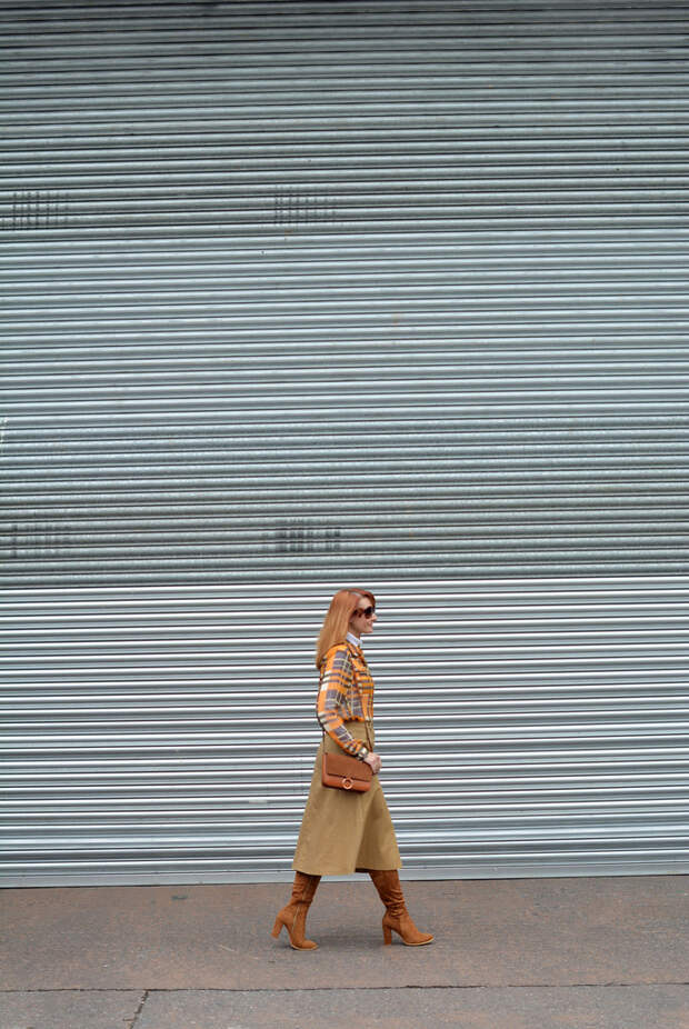 70s style without wearing flared jeans | Midi skirt, boots and roll neck