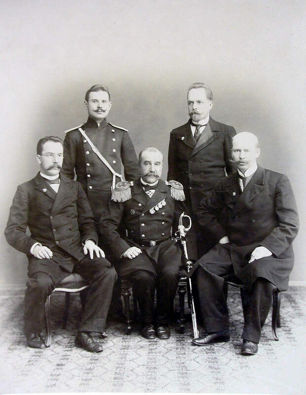 12. Группа медицинского персонала (слева направо): провизор В.П. Краузе, младший врач В. П. Ивакин, помощник уполномоченного Красного Креста К. В. Мордвинов, младший врач А. А. Косминский, старший врач И. Х. Дзирне. 1901. 12. Группа медицинского персонала (слева направо): провизор В.П. Краузе, младший врач В. П. Ивакин, помощник уполномоченного Красного Креста К. В. Мордвинов, младший врач А. А. Косминский, старший врач И. Х. Дзирне. 1901.
