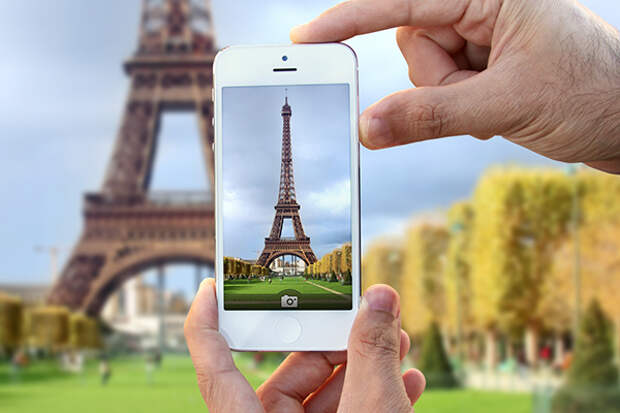 taking picture of eiffel tower / Depositphotos.com