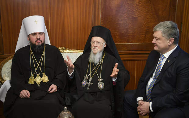 Президент Украины Петр Порошенко, Митрополит Епифаний и Вселенский Патриарх Варфоломей перед церемонией подписания томоса в Стамбуле, Турция. 5 января 2019 - РИА Новости, 1920, 07.12.2021