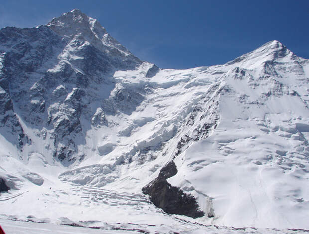 Слева – пик Хан-Тенгри, справа – пик Чапаева. Вид из базового лагеря на леднике Северный Иныльчек.