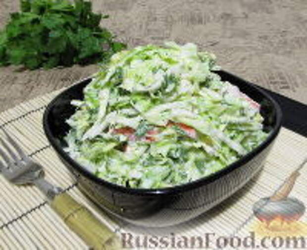 Фото к рецепту: Салат из крабовых палочек и капусты, с укропом