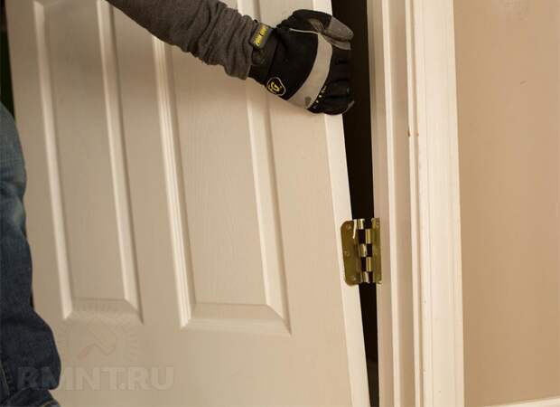 Перекос двери: что делать, если заклинило дверь