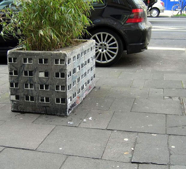 funny-street-art-building-plant