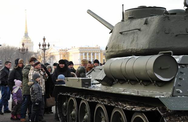 Выставка исторической и современной боевой техники на Дворцовой площади, Санкт-Петербург, 2014 год