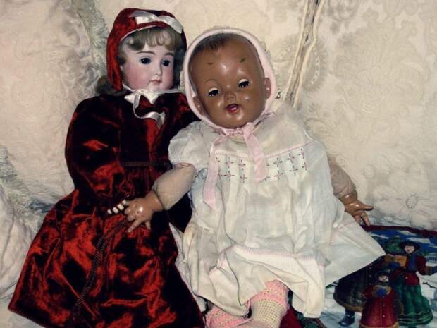 В возрасте двух лет, когда девочки начали говорить, они начали просить игрушки своих умерших сестер, хотя никогда о них не слышали. Когда отец подарил им кукол, которые они хранили на чердаке, близнецы назвали их Мэри и Сьюзен. Это были те же самые имена, которое давным-давно дали их старшие сестры.