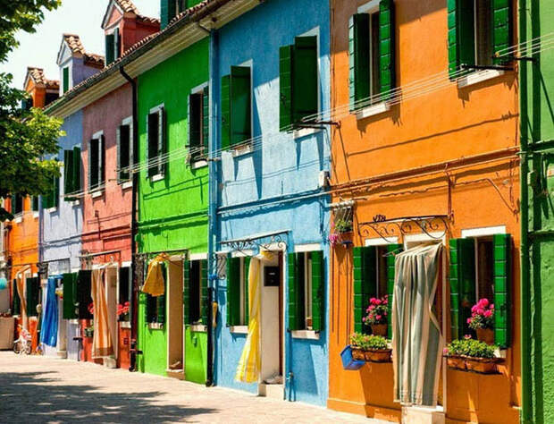 Разноцветные дома и утончённое кружево: чудеса итальянской деревни Бурано
