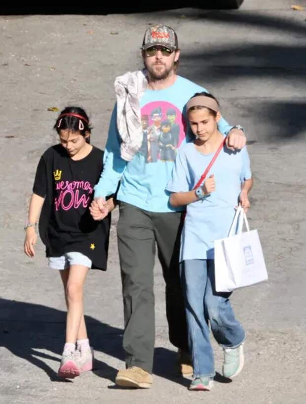 Папарацци впервые за долгое время засняли Райана Гослинга с подросшими дочерьми