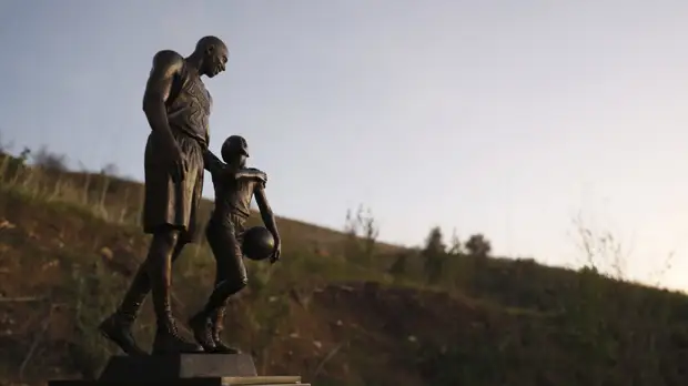 На месте гибели Коби Брайанта и его дочери установлен памятник