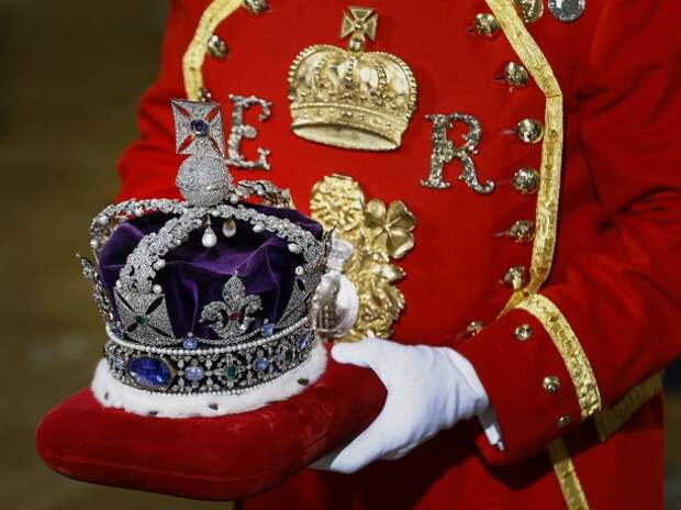 Елизавета II также надевает государственную корону, украшенную бриллиантами и другими драгоценными камнями. В обычное время корона хранится в музее Тауэра. На фото: корона королевы Елизаветы II 