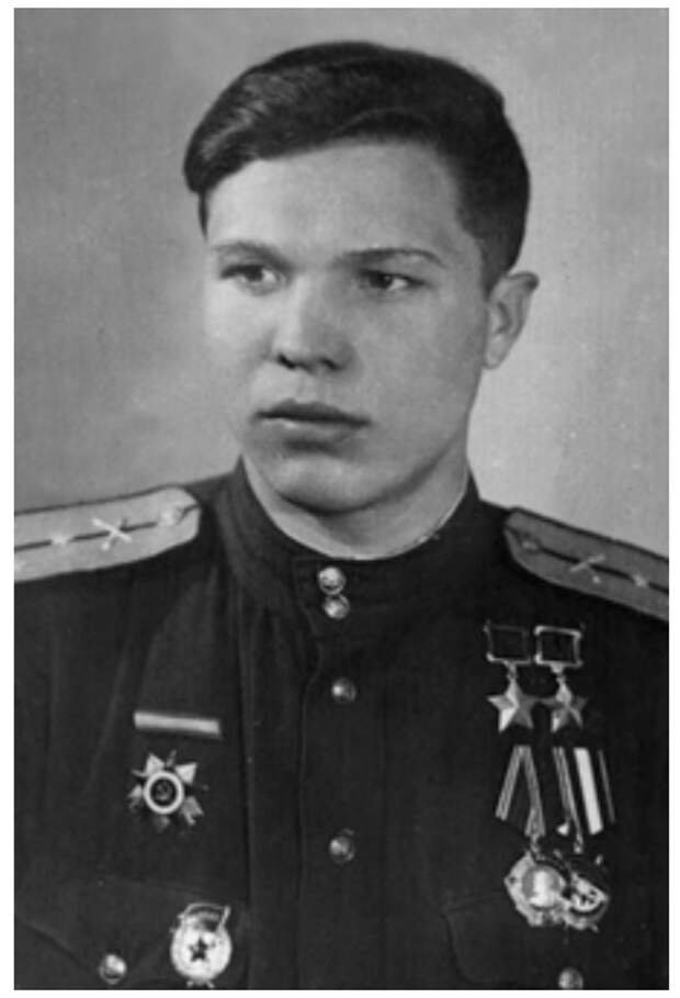 Дважды Герой Советского Союза старший лейтенант Шилин. Источник - https://warheroes.ru/hero/hero.asp?Hero_id=3