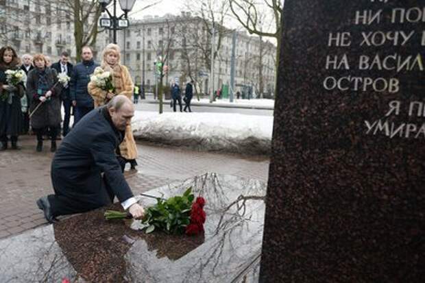 Владимир Путин возложил цветы к памятнику Анатолию Собчаку.