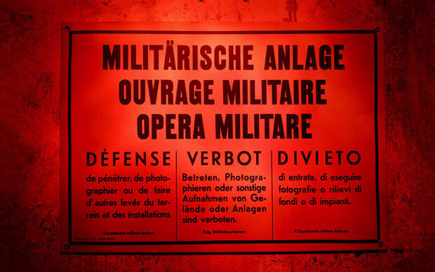 Плакат гласит: «Военный объект. Вход и фотографирование запрещены». Крепость Sasso da Pigna на перевале Сен-Готард. 