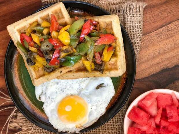 Вкуснейшие вафли с болгарским перцем и сыром. \ Фото: archanaskitchen.com.
