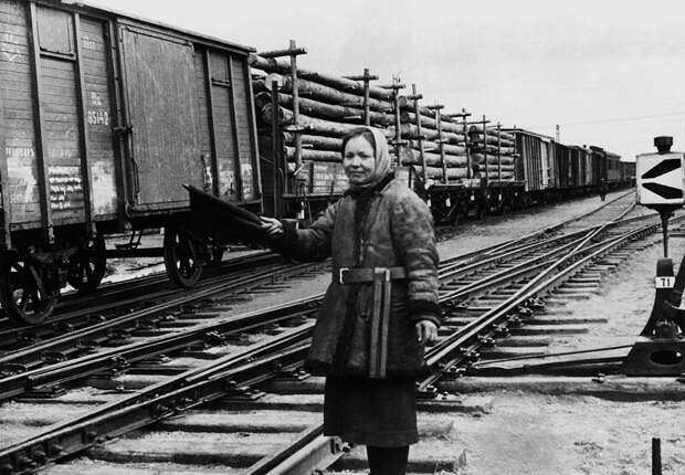 Поезда с лесом, хлебом и рудой отправляются в Германию. Неизвестный автор, январь 1940 года, Государственный архив кинофотодокументов, г. Красногорск.