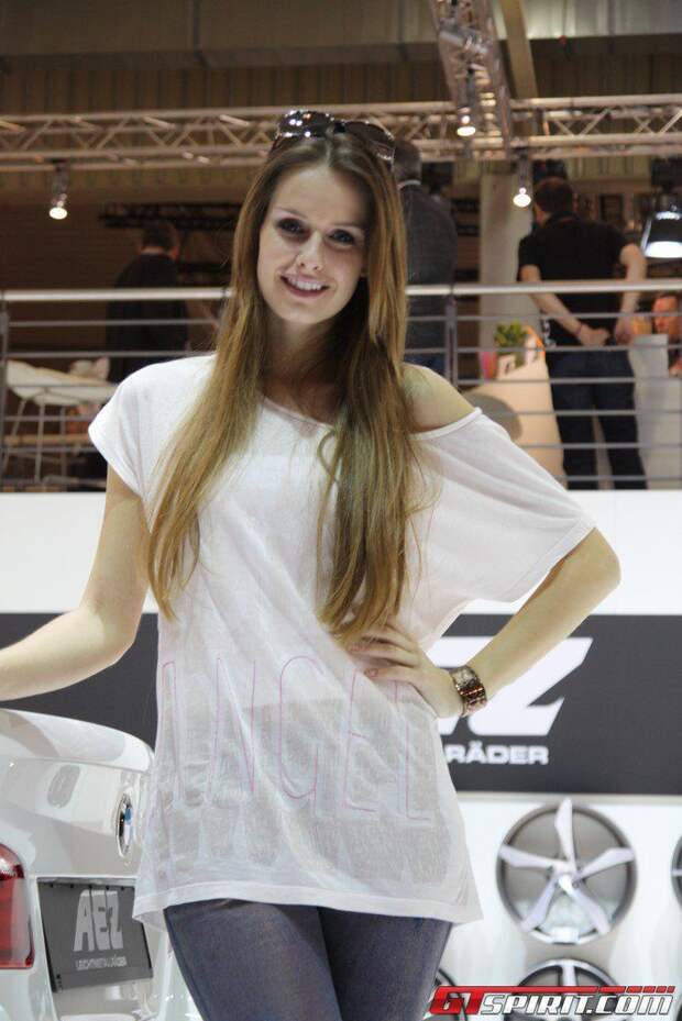 Девушки с автосалона Essen Motor Show (72 фото)