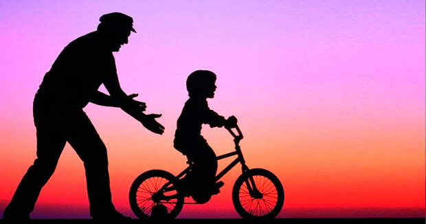 едет на велосипеде ребенок