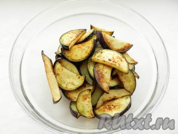Пока тушится мясо, баклажаны вымыть и нарезать полукружьями. Подержать 20 минут в подсоленной воде, затем воду слить, баклажаны сполоснуть проточной водой и отжать от лишней влаги. Обжарить баклажаны на сухой сковороде с антипригарным покрытием до золотистого цвета. Для этого блюда можно не обжаривать баклажаны, но мне больше нравятся обжаренные, так они лучше сохранят форму в готовом блюде и придадут ему особый вкус.