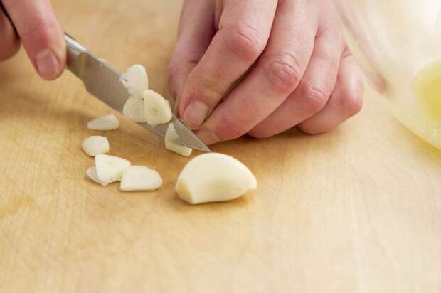 Нарезайте чеснок ровными ломтиками. /Фото: haudigprosaccdrop.blob.core.windows.net Нарезайте чеснок ровными ломтиками. /Фото: haudigprosaccdrop.blob.core.windows.net