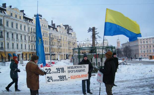 Сотня полоумных в центре Киева собралась при помощи Запада отобрать у России Кубань, Орёл и Курск