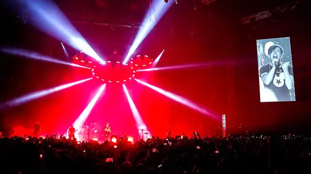 Чёрная метка для русского флага. Как "Би-2" отменяли концерт в Омске