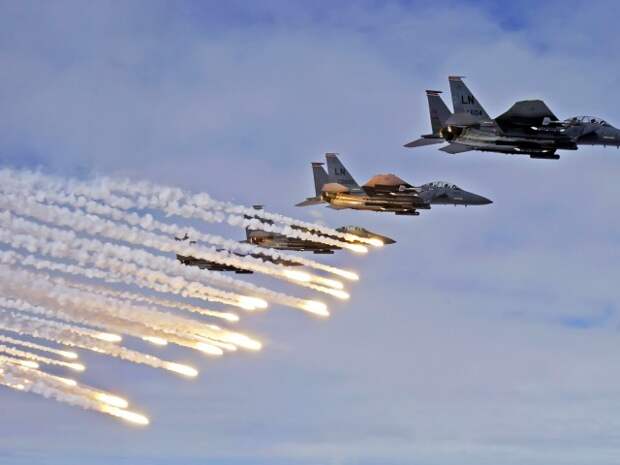http://militarywallpapers.net/wp-content/uploads/plixpapers1503/aircraft_wallpaper_background_31485-640x480.jpg
