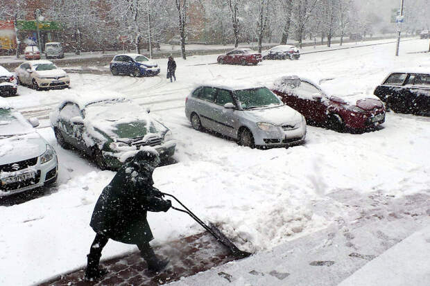 Юрист Глазкова: если УК не убирает снег и лед во дворе, можно написать жалобу