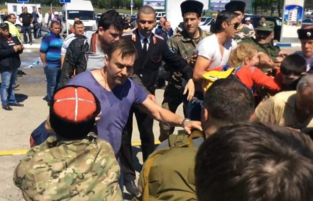 Драку Навального с казаками начал чемпион Москвы по регби