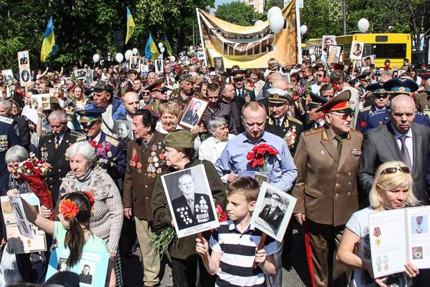 К ярости нацистов «Бессмертный полк» в Киеве собрал десять тысяч участников. Фото: Сергей Резник / ТАСС