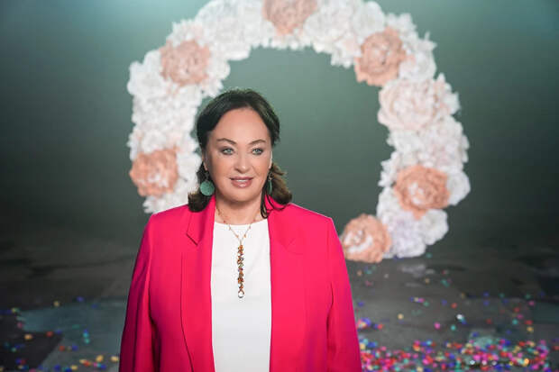 Лариса Гузеева будет модничать в новом телесезоне. На ведущей пиджак самого модного цвета лета — насыщенно розового. Фото: медиагруппа «Красный квадрат».