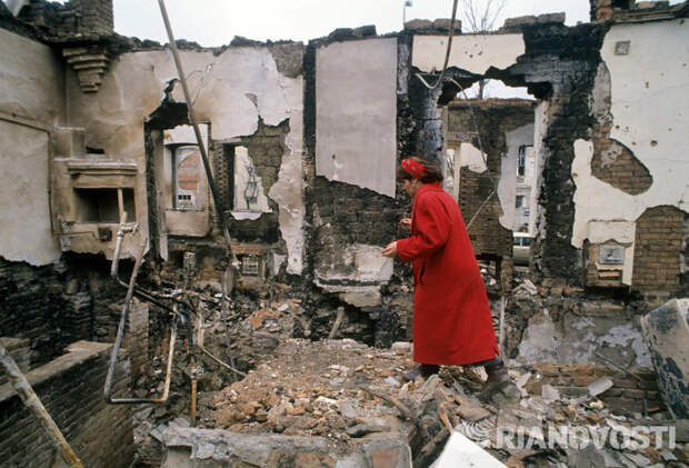 Жительница города Грозного на развалинах своего бывшего дома
