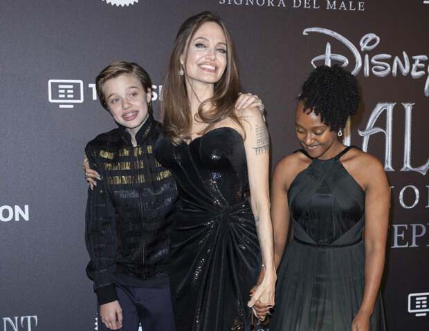 Актриса Анджелина Джоли завела отношения с двумя мужчинами одновременно