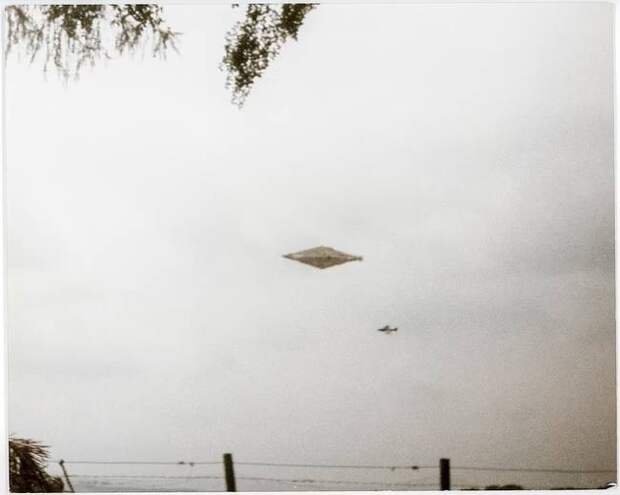 Сенсационное фото НЛО рядом с истребителем, засекреченное 32 года назад, впервые опубликовано