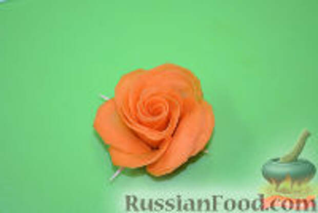 Фото приготовления рецепта: Украшение из овощей: роза из моркови - шаг №6