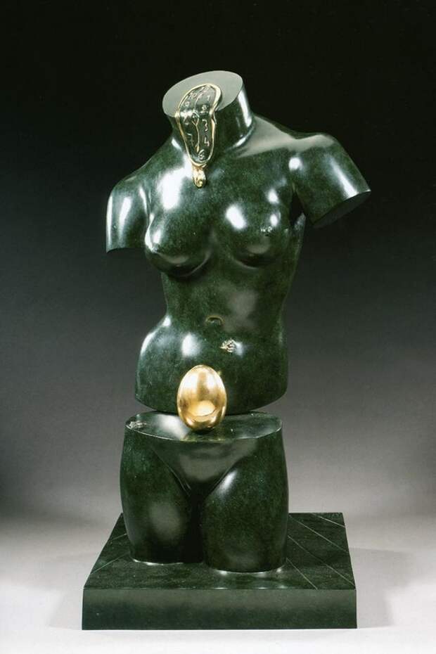Космическая Венера - скульптура Дали