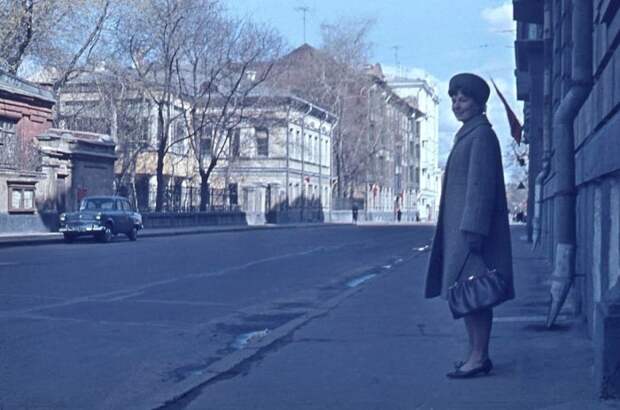 Девушка на улице Щепкина в центре Москвы в 1968 году. 