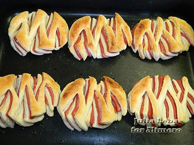 Слойки с колбасой Слойки с колбасой