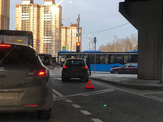 Перекрывшее полосу под эстакадой в Северном авто забрал эвакуатор