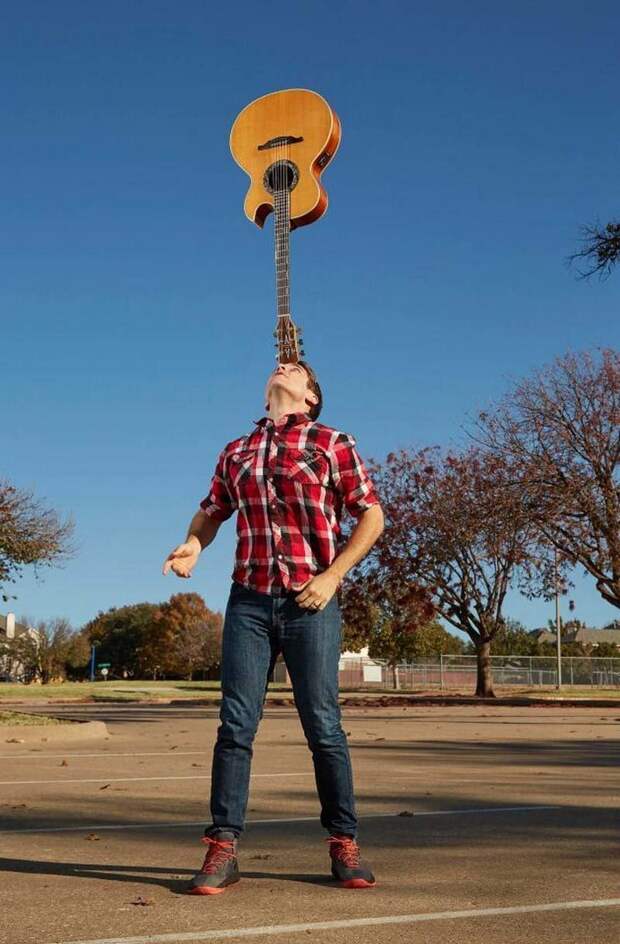 Джошу Хортону из Техаса (США) удалось удержать на своей голове в течение 7 мин. и 3,9 сек. гитару в мире, гиннесс, животные, люди, рекорд, факты