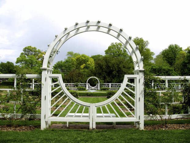 Садовая арка, которая является не только декоративным сооружением, но и современной функциональной архитектурной конструкцией.