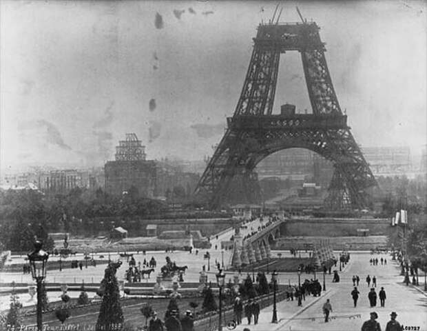 40. Строительство Эйфелевой башни в 1888 году 40. Строительство Эйфелевой башни в 1888 году