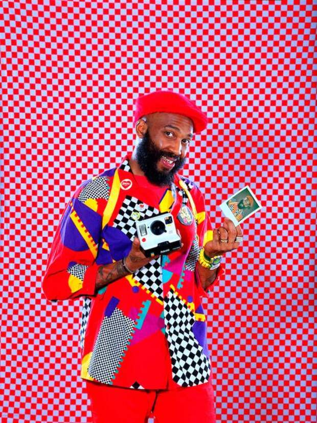Яркие фотографии пожилых моделей с фотоаппаратом Polaroid.