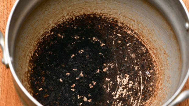 Как отмыть кастрюлю от пригоревшей еды подручными средствами: лайфхаки для нержавейки, эмалированной и другой посуды