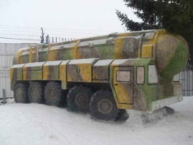 Тополь-М и Т-34, вылепленные из снега (2 фото) Тополь-М и Т-34, вылепленные из снега (2 фото)