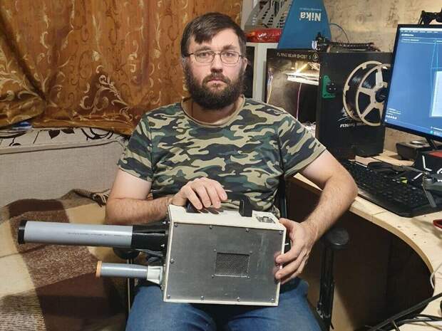 Радиотехник Сергей Чмыхун из Санкт-Петербурга вместе с друзьями-единомышленниками уже полтора года собирает сбросы для дро-нов, делает турни-кеты для товарищей ZOV, а также изобретает устройства...-7
