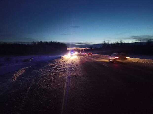 Под Петрозаводском перевернулся легковой автомобиль, два человека травмированы