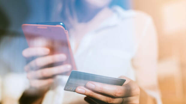 «Известия»: клиенты банков столкнулись с блокировками после переводов самим себе