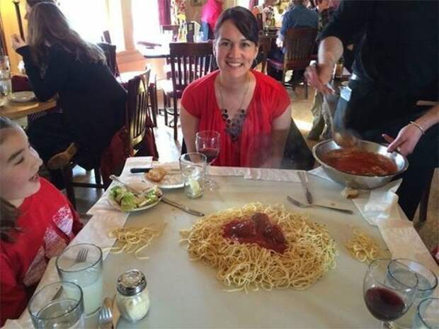 15. Спагетти на столе блюдо, еда, идея, оригинальность, подача, ресторан, сервировка, странность
